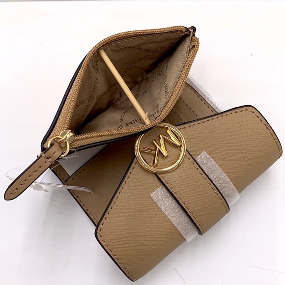 MICHAEL KORS
Carmen Medium Flap Bifold Faux Fur-Leather Wallet
Camel color - Picture 2 of 15